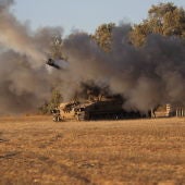 Un tanque israelí lanza un misil hacia Gaza