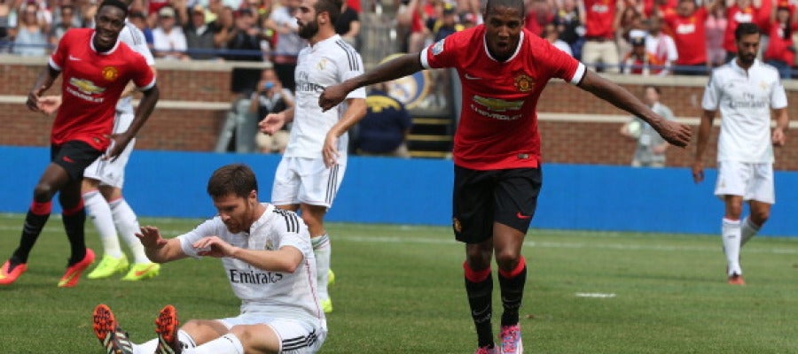 Ashley Young celebrando un gol Ashley Young celebrando un gol