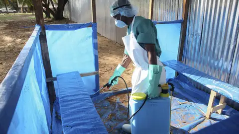 Un hombre desinfectando para prevenir el Ébola Un hombre desinfectando para prevenir el Ébola