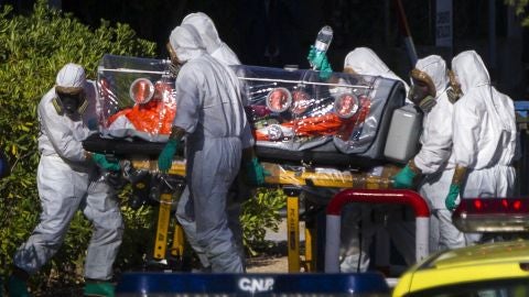 El misionero espa&ntilde;ol infectado de &eacute;bola ya est&aacute; en el hospital Carlos III