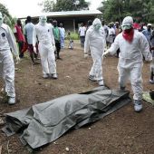 Médicos tratando casos de ébola en África