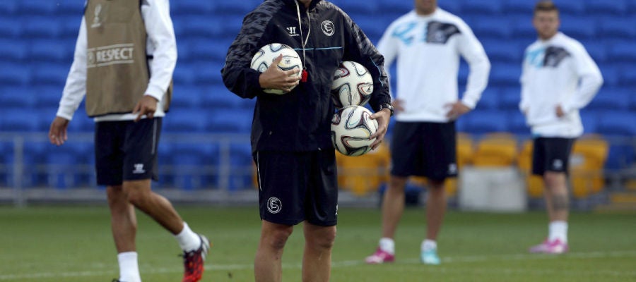 Unai Emery da órdenes a sus hombres en en el estadio Ciudad de Cardiff Unai Emery da órdenes a sus hombres en en el estadio Ciudad de Cardiff