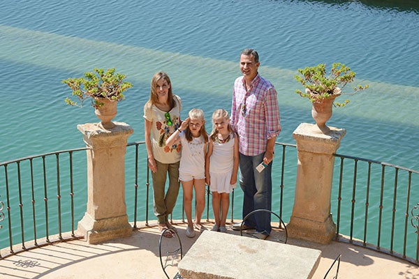 Los Reyes y sus hijas realizan su tradicional posado ante la prensa en los jardines del Palacio de Marivent Los Reyes y sus hijas realizan su tradicional posado ante la prensa en los jardines del Palacio de Marivent