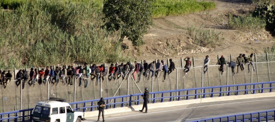 Nuevo intento de entrada masiva de inmigrantes a Melilla Nuevo intento de entrada masiva de inmigrantes a Melilla