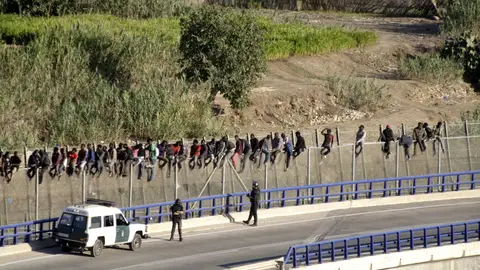 Nuevo intento de entrada masiva de inmigrantes a Melilla Nuevo intento de entrada masiva de inmigrantes a Melilla