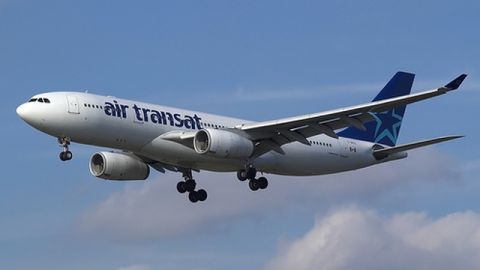 Un avi&oacute;n de la compa&ntilde;&iacute;a Air Transat.