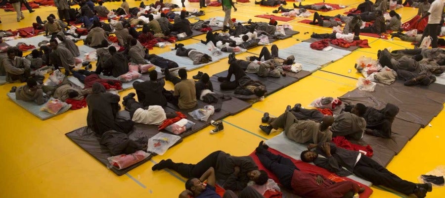 Inmigrantes en el polideportivo de Tarifa Inmigrantes en el polideportivo de Tarifa