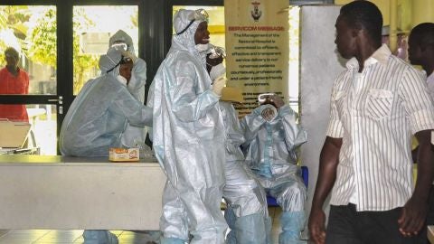 M&eacute;dicos protegidos contra el &eacute;bola en Nigeria