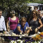 Ofrendas florales en el homenaje del accidente de Spanair