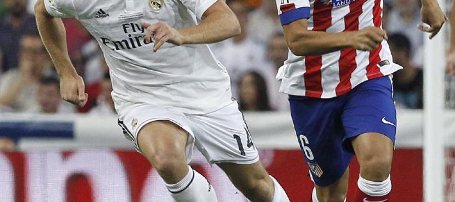 Koke pelea un balón con Xabi Alonso Koke pelea un balón con Xabi Alonso