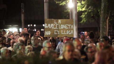 Centenares de vecinos se manifiestan contra el turismo de borrachera