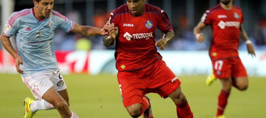 Borja Fernández pugna por un balón con el croata Jorge Sammir Borja Fernández pugna por un balón con el croata Jorge Sammir