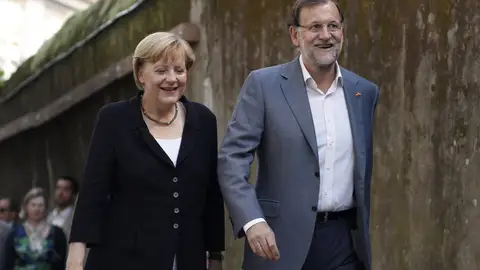 El presidente del Gobierno Mariano Rajoy (d) y la canciller alemana Angela Merkel (i) El presidente del Gobierno Mariano Rajoy (d) y la canciller alemana Angela Merkel (i)