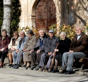 Varios ancianos toman el sol en unos bancos de Olmeda de la Cuesta, Cuenca Varios ancianos toman el sol en unos bancos de Olmeda de la Cuesta, Cuenca