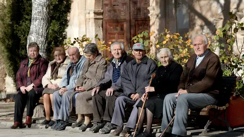 Varios ancianos toman el sol en unos bancos de Olmeda de la Cuesta, Cuenca Varios ancianos toman el sol en unos bancos de Olmeda de la Cuesta, Cuenca