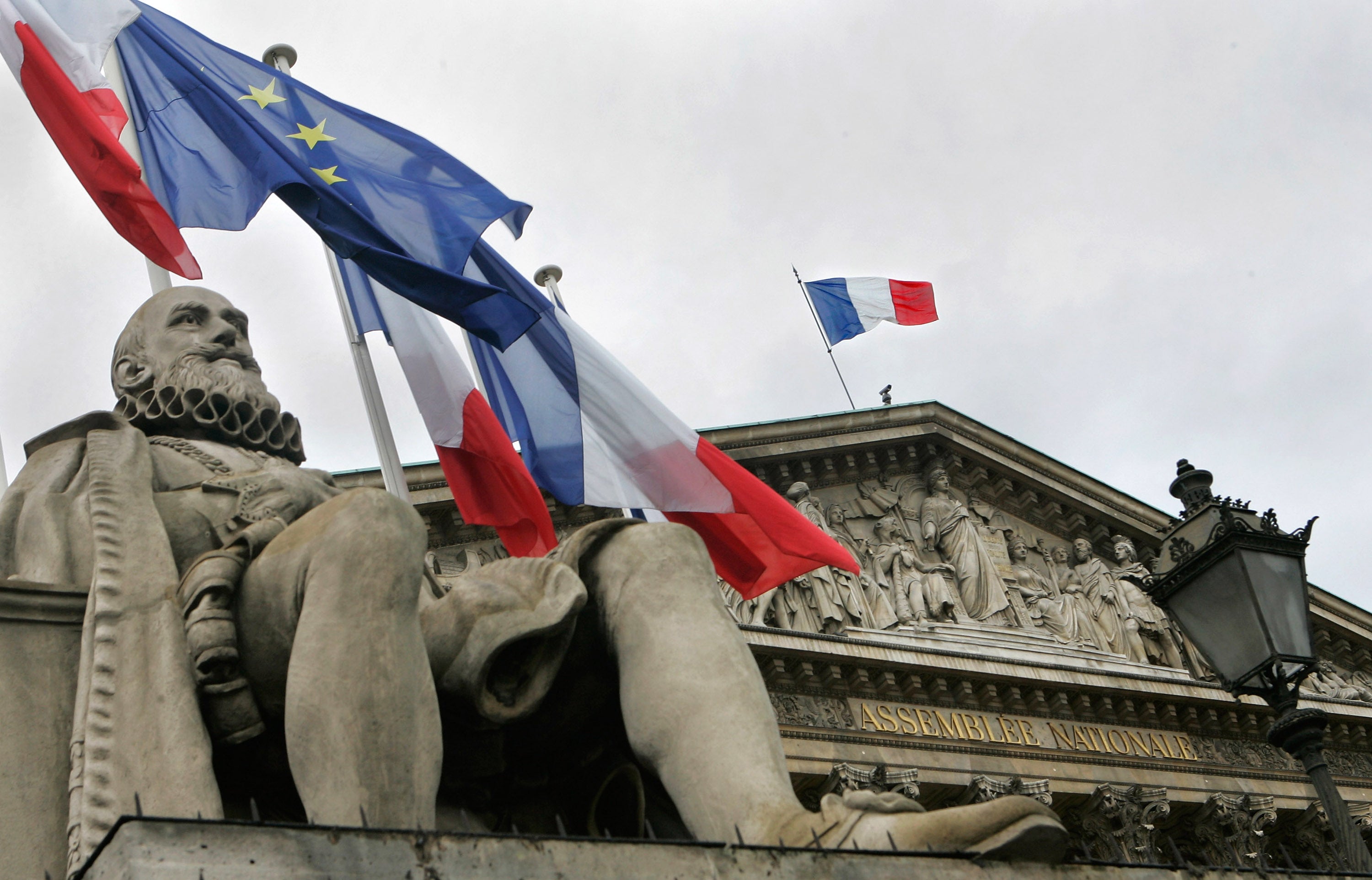La Asamblea Nacional francesa prolonga 3 meses el estado de emergencia y lo refuerza La Asamblea Nacional francesa prolonga 3 meses el estado de emergencia y lo refuerza