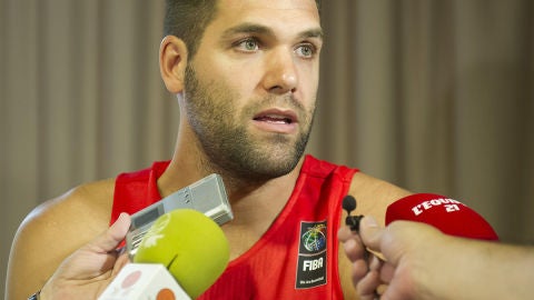 Felipe Reyes atiende a los medios de comunicaci&oacute;n