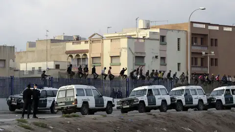 Alrededor de 30 inmigrantes de origen subsahariano permanecen encaramados en la valla de Melilla Alrededor de 30 inmigrantes de origen subsahariano permanecen encaramados en la valla de Melilla