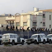 Alrededor de 30 inmigrantes de origen subsahariano permanecen encaramados en la valla de Melilla