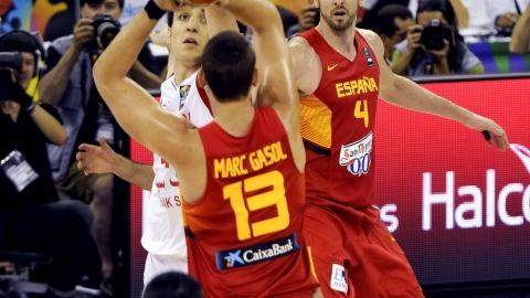 Marc Gasol intenta lanzar en el partido contra Ir&aacute;n