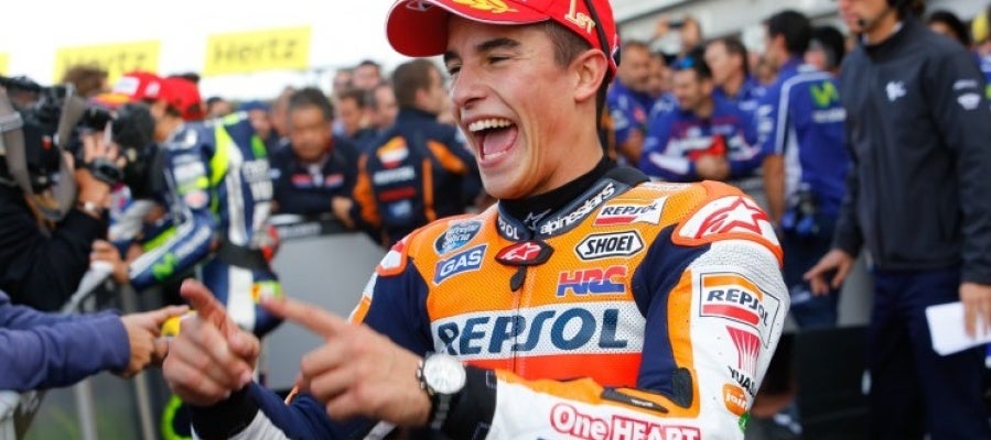 Marc Márquez celebra la victoria en el Gran Premio de Gran Bretaña. Marc Márquez celebra la victoria en el Gran Premio de Gran Bretaña.