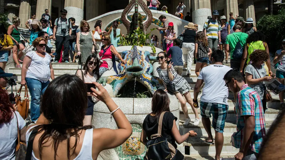 Turistas en el Parque Güell, en Barcelona Turistas en el Parque Güell, en Barcelona