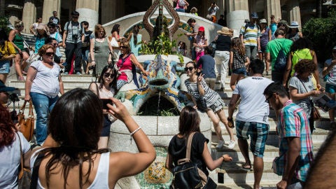Turistas en el Parque G&uuml;ell, en Barcelona