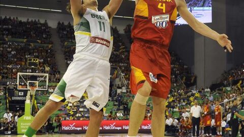 Gasol pone un tap&oacute;n al p&iacute;vot de la selecci&oacute;n de Brasil Anderson Varejao