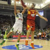 Gasol pone un tapón al pívot de la selección de Brasil Anderson Varejao Gasol pone un tapón al pívot de la selección de Brasil Anderson Varejao
