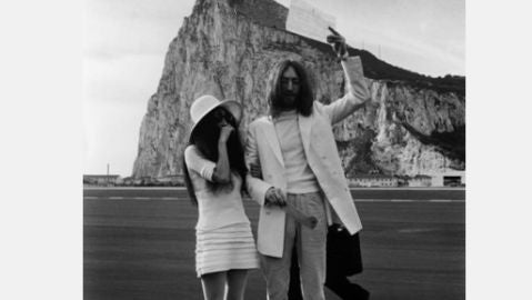 Yoko Ono y John Lennon contrajeron matrimonio en Gibraltar en 1969 