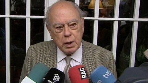 Jordi Pujol en la puerta de su domicilio
