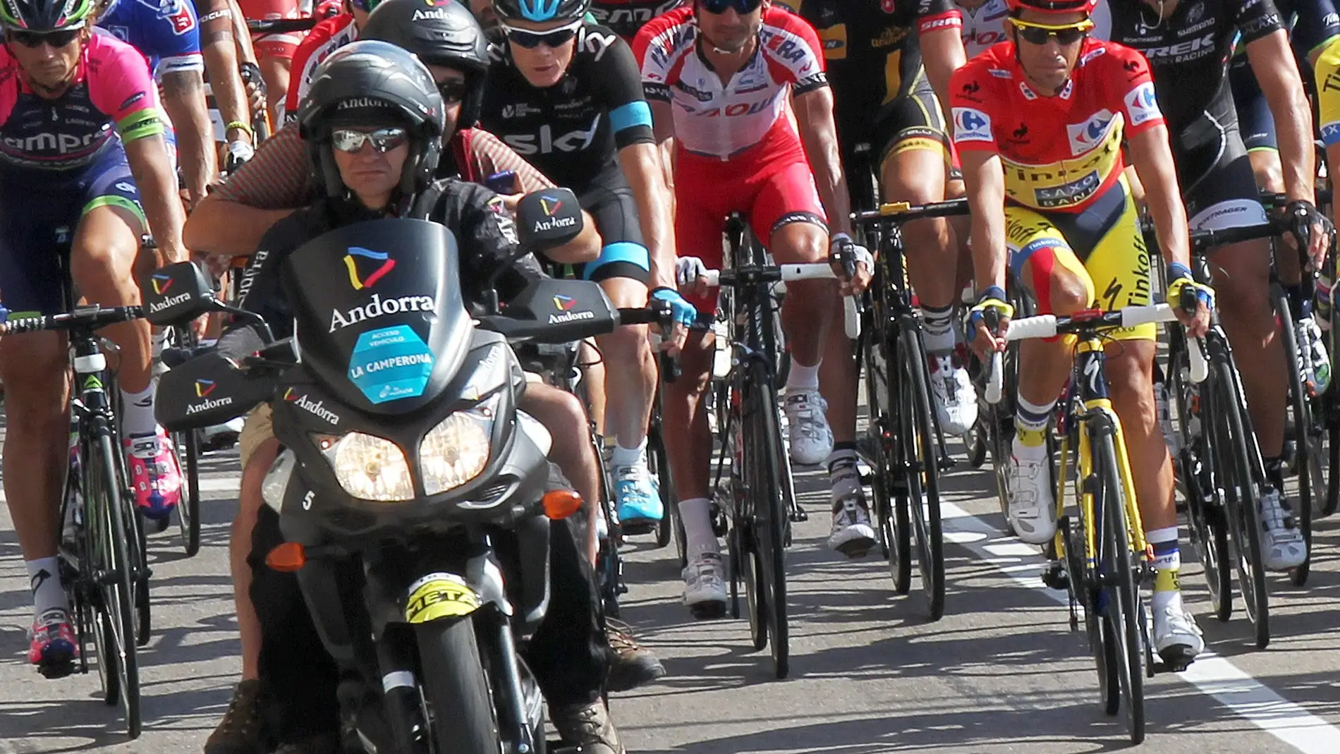 l lider de la Vuelta Ciclista a España, Alberto Contador rueda neutralizado junto al pelotón 