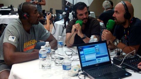 Serge Ibaka con Albert Arranz y H&eacute;ctor Fern&aacute;ndez