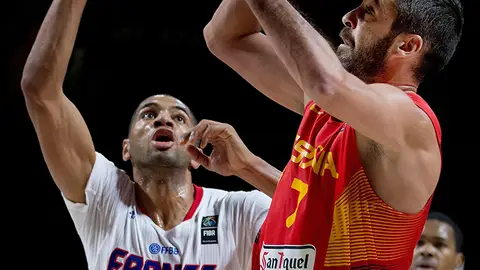 Juan Carlos Navarro lanza una de sus 'bombas' Juan Carlos Navarro lanza una de sus 'bombas'