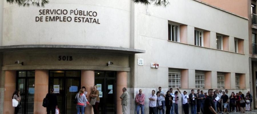 Parados en la cola del INEM Parados en la cola del INEM