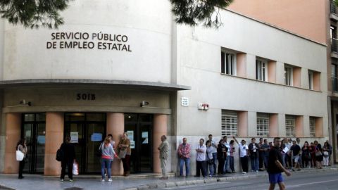 Parados en la cola del INEM