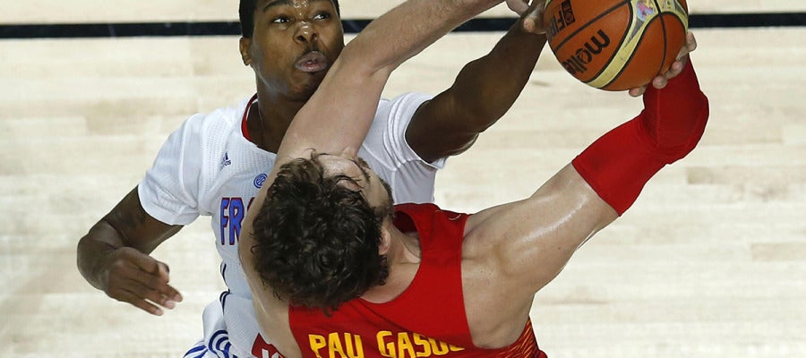 Pau Gasol, taponado por Michael Gelabale Pau Gasol, taponado por Michael Gelabale