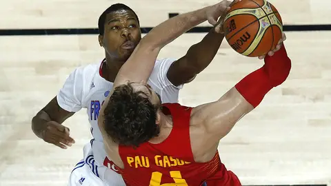 Pau Gasol, taponado por Michael Gelabale Pau Gasol, taponado por Michael Gelabale