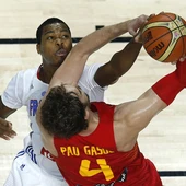 Pau Gasol, taponado por Michael Gelabale Pau Gasol, taponado por Michael Gelabale