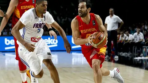 Calderón es defendido por Batum Calderón es defendido por Batum