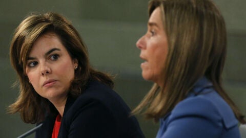 La vicepresidenta del Gobierno, Soraya S&aacute;enz de Santamar&iacute;a, y la ministra de Sanidad, Ana Mato