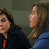 La vicepresidenta del Gobierno, Soraya Sáenz de Santamaría, y la ministra de Sanidad, Ana Mato