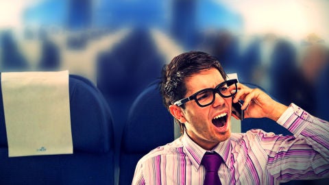 Hombre hablando por el tel&eacute;fono m&oacute;vil