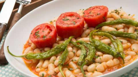 Pochas con guindillas fritas y tomate asado