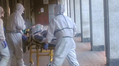 Los sanitarios atienden un posible caso de &eacute;bola en Madrid