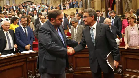 Artur Mas y Oriol Junqueras celebran la aprobación de la Ley de Consultas Artur Mas y Oriol Junqueras celebran la aprobación de la Ley de Consultas