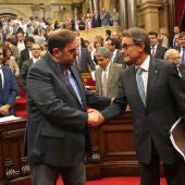 Artur Mas y Oriol Junqueras celebran la aprobación de la Ley de Consultas
