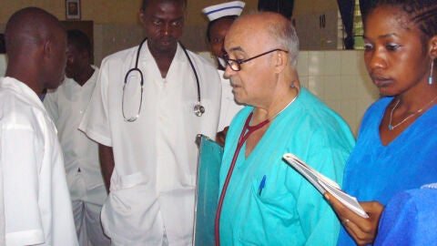 Manuel Garc&iacute;a Viejo, en el centro de Sierra Leona en el que trabaja