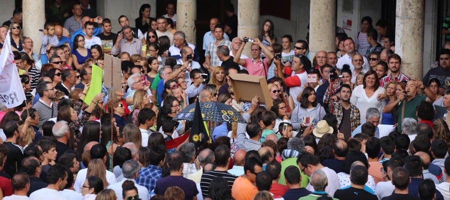 Cientos de personas se concentran en la Plaza Mayor de Tordesillas a favor del Toro de la Vega Cientos de personas se concentran en la Plaza Mayor de Tordesillas a favor del Toro de la Vega