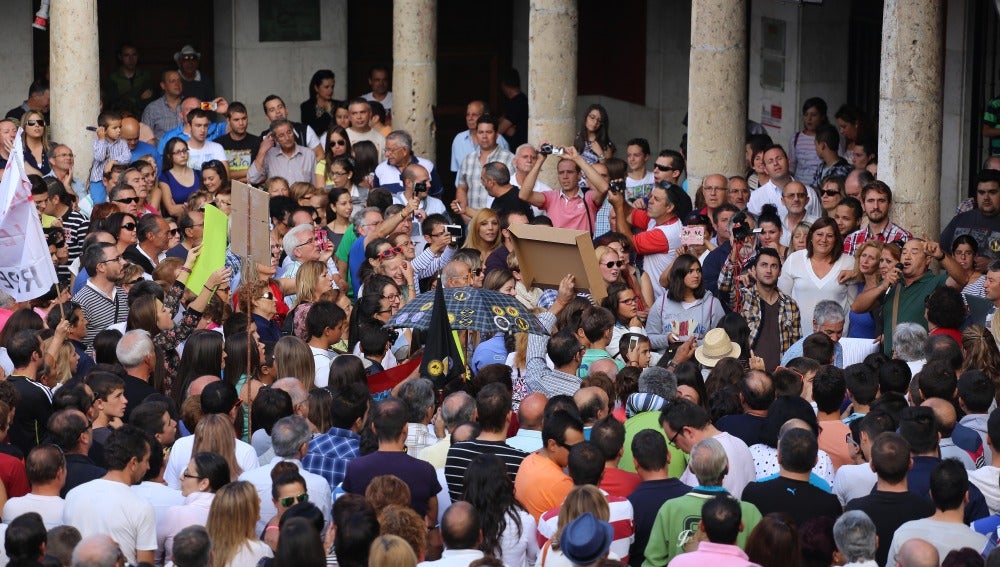Cientos de personas se concentran en la Plaza Mayor de Tordesillas a favor del Toro de la Vega  